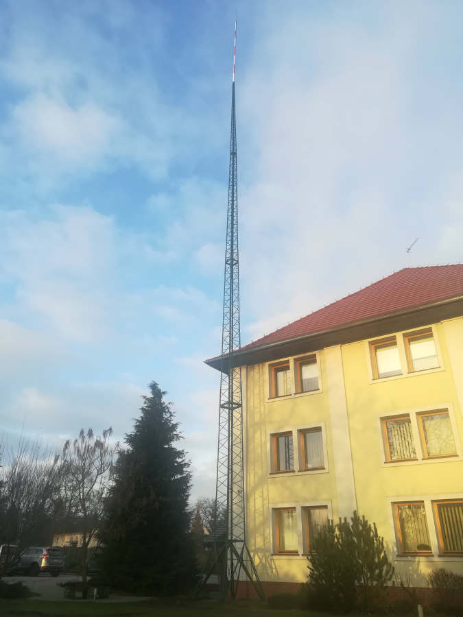 Wzmacniana wieża radiowa o wysokości całkowitej 32,27m